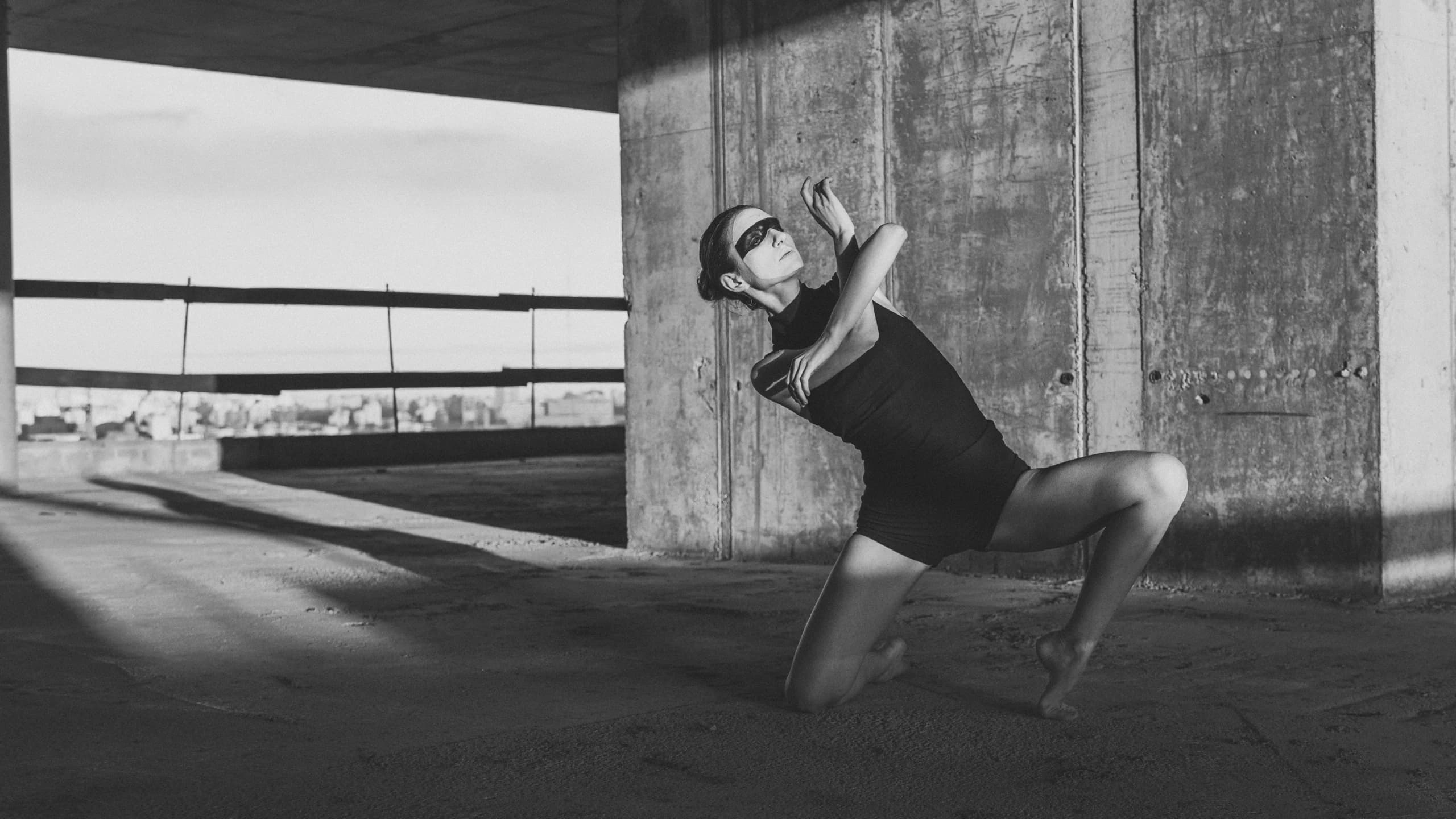 Bailarina en una composición que evoca cuidado y hospitalidad